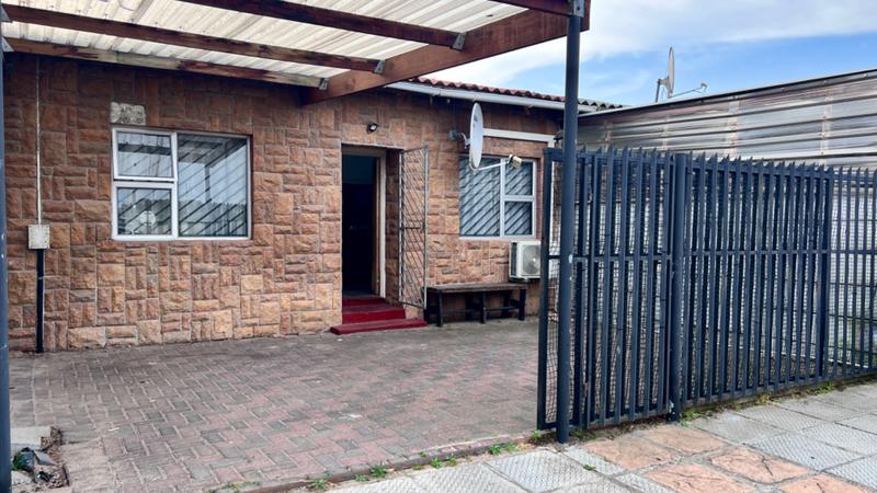 2 Bedroom Property for Sale in Silvertown Western Cape